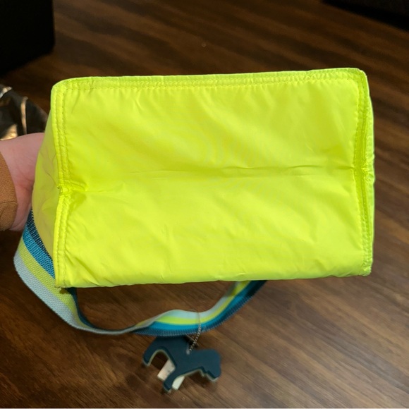 NWT Victoria’s Secret Pink Limited Edition Cooler Lunchbox with Dog Keychain - Picture 4 of 4